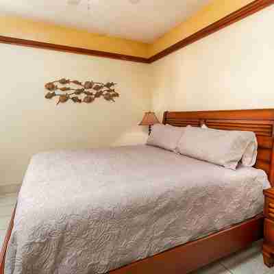 Enjoy ocean and beach views from this 2 bedroom condo - Gold Standard Approved Rooms