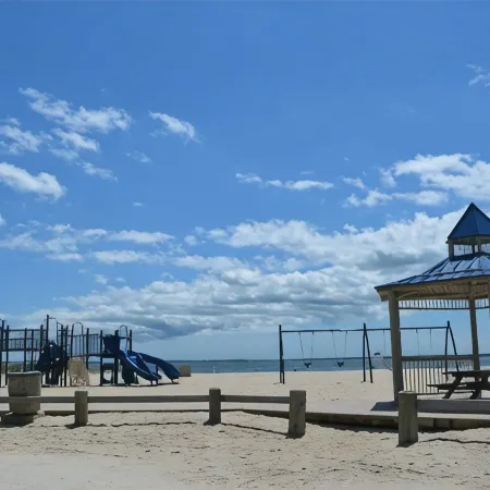 Beautiful Colonial Mint Condition Summer House Walking Distance to Beach