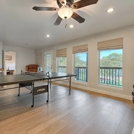 Lakeside Retreat, Hot Tub and Private Fishing Deck