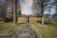 Lakefront Log Cabin - Private Pier & 4 Kayaks! - 3-Star