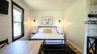 Tiny Home in Canyon Lake 5 mins to Lake & River, Prime Area, Pet Friendly -  Apartamentos vacacionales
