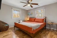 Charming Home in West Asheville - Hot tub/Deck/Firepit/Fenced Yard - Wifi