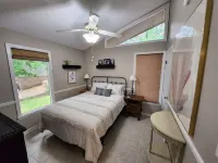 Lake Front w/ Sunset Views, Screened-in Porch / 1x Boat Slip / 2x Kayaks - Homestays