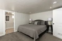 Westside Cottage │Fenced Yards │Hot Tub │One Block to Galveston │Guest Favorite - 4-نجوم