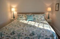 Relax at this beautiful Historic Intracoastal Waterlily Cottage + Game Room - Wifi