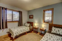 Private - 7 bed 3 bath Lake Cabin +Hot Tub +Dock +2 Pedal Boats +2 canoes +Sauna - 샬레 호텔