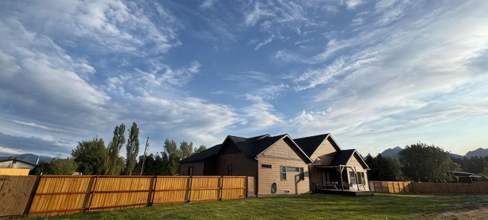 New home, close to skiing, hunting, rodeos, hiking. Fenced yard, pet friendly. Hotels in Ravalli County