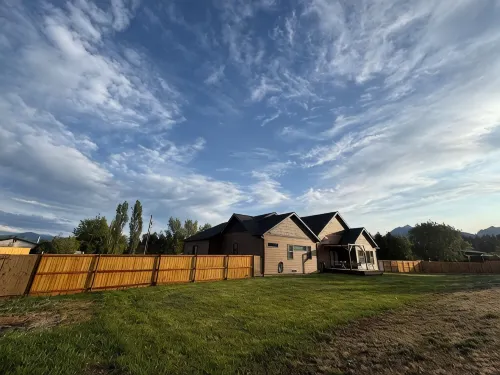 New home, close to skiing, hunting, rodeos, hiking. Fenced yard, pet friendly. - 4つ星
