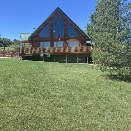Cozy, Quiet Small Town Log Home. With Beautiful Mountain View.