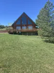 Cozy, Quiet Small Town Log Home. With Beautiful Mountain View. - Boutique