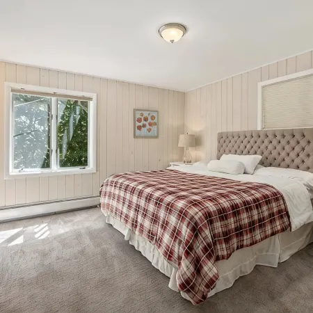 Shuttle to Village/lifts5 miles to base! Cozy Chalet!