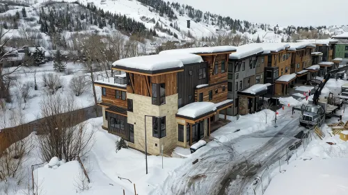 Yampa River House LUX 6-Bedroom w/ 1600+ Sqft Decks, Mtn View Hot Tub, Dwntwn - Boutique