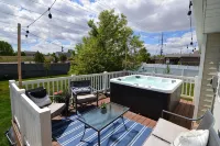 Spacious 5 BR/3 Bath Home with a PRIVATE HOT TUB!! 2x full Kitchens & Laundry - Homestays