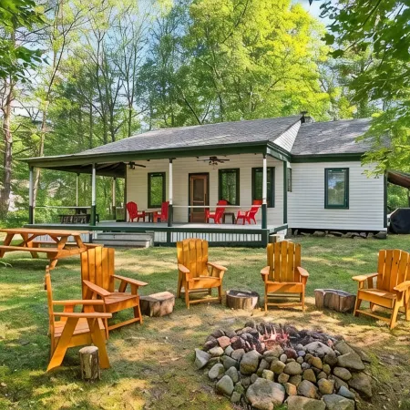Pet friendly, private, clean, perfect Lake George location