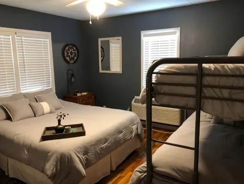 The Nest a Cozy Cabin at Table Rock Lake - two blocks to water, large deck - シャレー