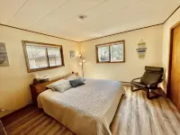 Castle Rock Lakefront Home, with pier, sand bottom, and wrap around deck - Homestays