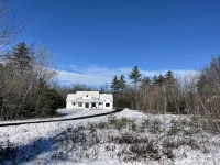 4 bed, 3.5 bath house with a 3 car garage, steam shower and fireplace! NO PETS! - 부티크