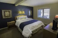The Ski & Tee - 5 bdrm condo on 18th fairway & steps from ski trail - 4-Star