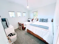 Modern Rustic Retreat- King bed, hot tub, wineries, waterfalls, hiking, Cornell - Wi-Fi