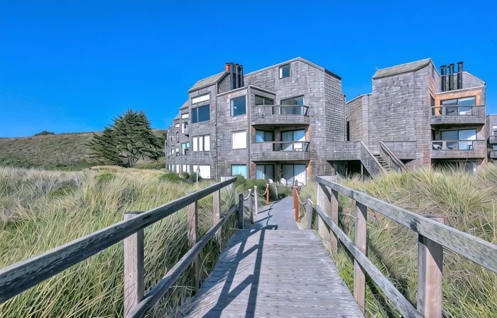 Beach Condo, 3 Bedrooms/2 Bath, Sleeps 9 Private Corner Patio Views of Dunes