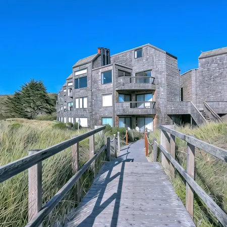 Beach Condo, 3 Bedrooms/2 Bath, Sleeps 9 Private Corner Patio Views of Dunes
