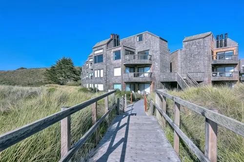 Beach Condo, 3 Bedrooms/2 Bath, Sleeps 9 Private Corner Patio Views of Dunes - Wifi