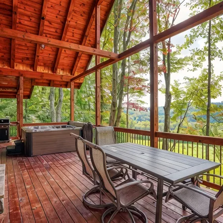 Beautiful ,spacious log cabin. Close to all the attractions in the Hocking Hills