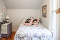 Beautiful Downtown Holland Home next to Kollen Park and Lake Macatawa - พร้อมWifi