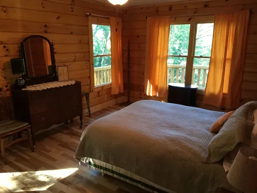 Lovely Log Cabin-15 Min to Asheville! 20 Min to Biltmore! Local breweries abound - Chalets