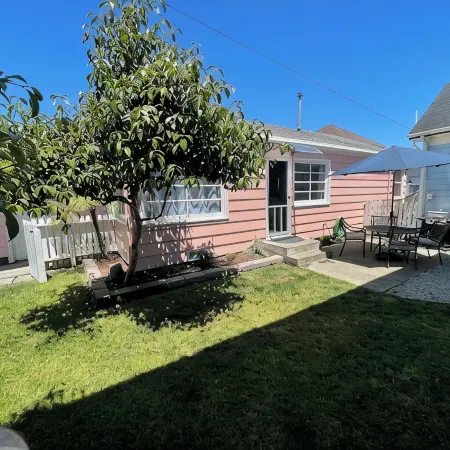 Cheerful Two Bedroom Bungalow Newly Remodeled! Arcade games, Air Hockey Table.