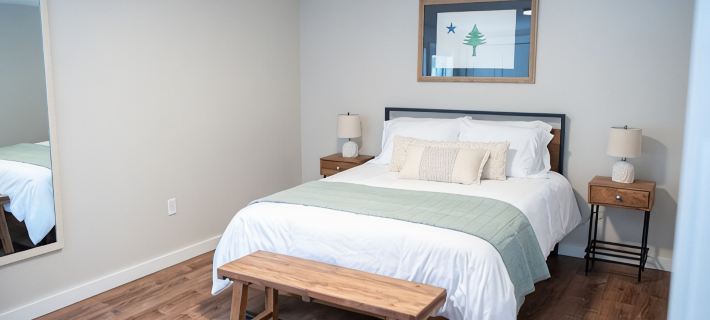 Spacious and Bright Downtown APT with River View Hoteles en Ellsworth