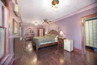 Victorian in downtown historic district. Large porches. Near lakes and trails. - 4-Star