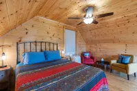 Gorgeous CABIN! Huge Deck, Mountain Views,12 min to Dwtn AVL!!! - 샬레 호텔