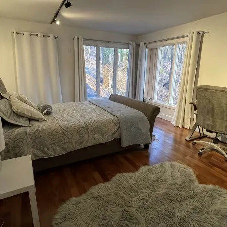 Mid-Century modern Lakeview Stay