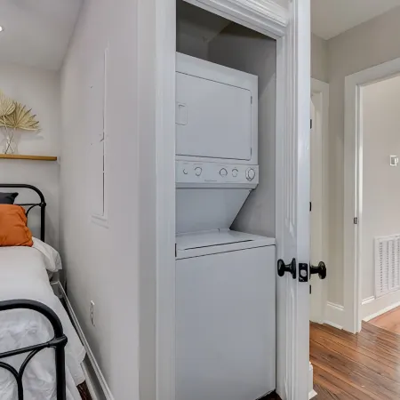Stovall #4 | Stylish 1 bedroom with private free parking