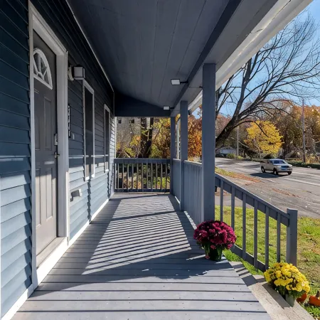 Beautiful Renovated Townhome w/parking