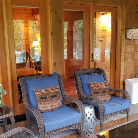 McKenzie Riverfront Cabin big screened-in porch, 1/2mi to Mckenzie River Trail