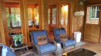 McKenzie Riverfront Cabin big screened-in porch, 1/2mi to Mckenzie River Trail - Hytter