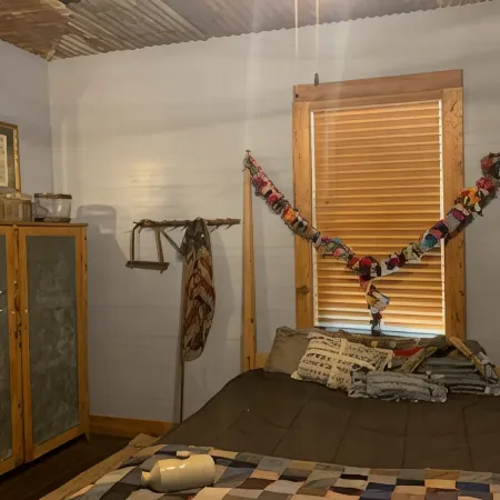 Historic Farm Stay, Star Gazing, Antique Shopping, Pet Friendly!