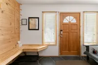 Bright w/ High Ceilings & Deck - 2 Blocks from Elk in Quiet Corner of Town w/EV! - 3 tähden