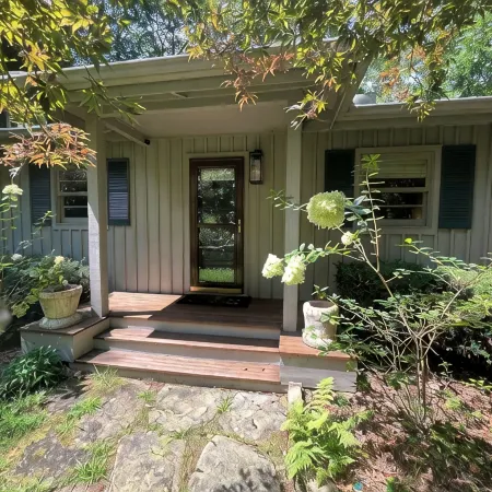 Walk to town Cozy Cottage