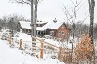 Dog Friendly Log Cabin + Wood Stove + Sauna + High Speed WiFi! 25 Min to Stowe! - Chalets