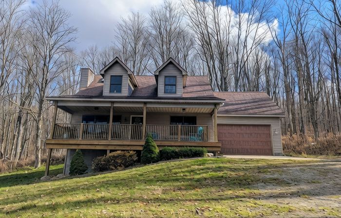 Serene & private getaway 5 min. from EVL. 4 beds, 2.5 baths, sleeps 14, hot tub.