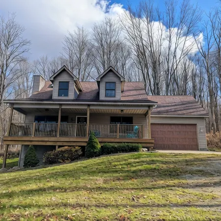 Serene & private getaway 5 min. from EVL. 4 beds, 2.5 baths, sleeps 14, hot tub.