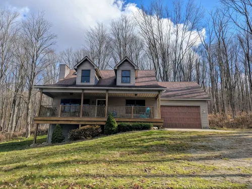 Serene & private getaway 5 min. from EVL. 4 beds, 2.5 baths, sleeps 14, hot tub. - 4-Sterne