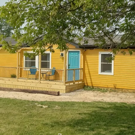 Family friendly bungalow with big yard and deck, close to town