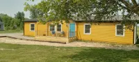 Family friendly bungalow with big yard and deck, close to town - 3-Star