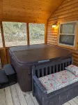 Moose Tracks Cabin with Hot Tub  on screened in porch! - 3-stjärniga