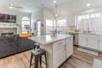 Upscale Home w/ Pool, Arcade & More! - 방갈로