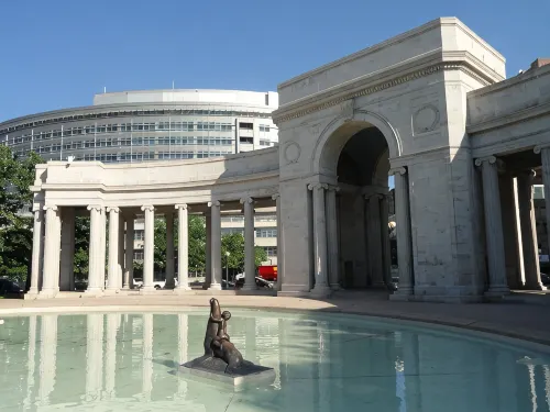 Luxe 6 Floors w Parking! Walk to Museums, Convention Center, Shops & Cafes. - บังกะโล